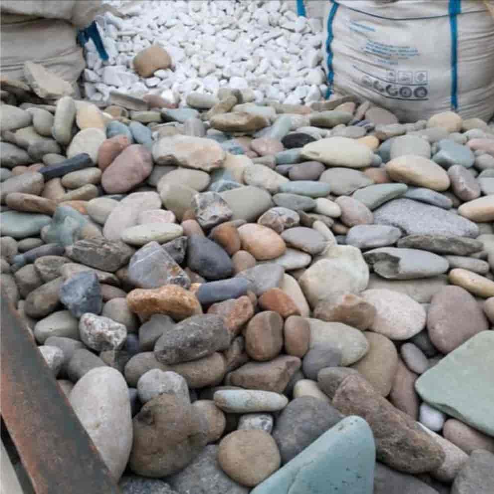 سنگ رودخانه‌ای برای کف دیوار